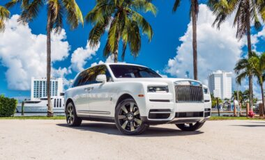 Rolls Royce Cullinan White on Blue.