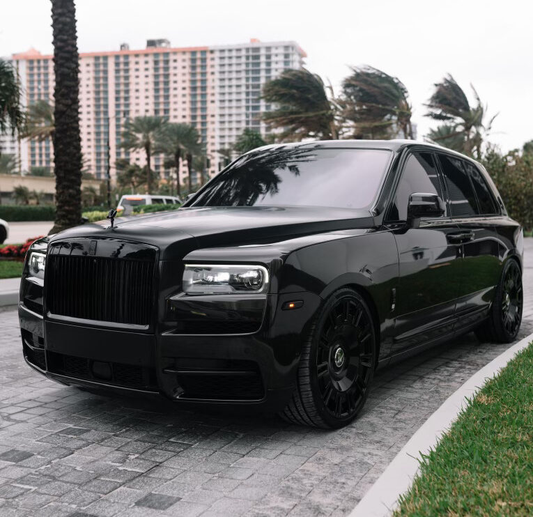 Rolls Royce Cullinan Black on Red