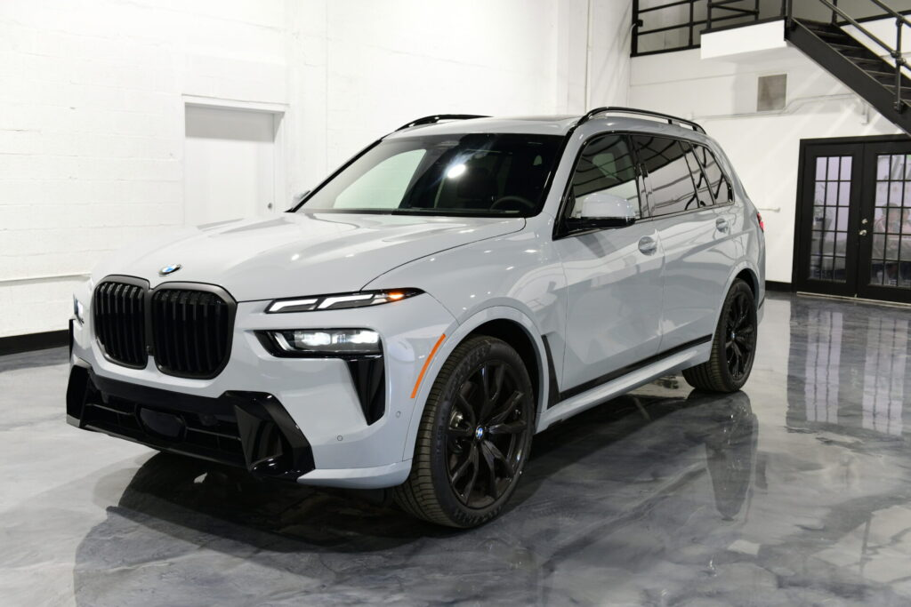 BMW X7M Gray on Black