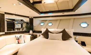 95′ Dominator Flybridge